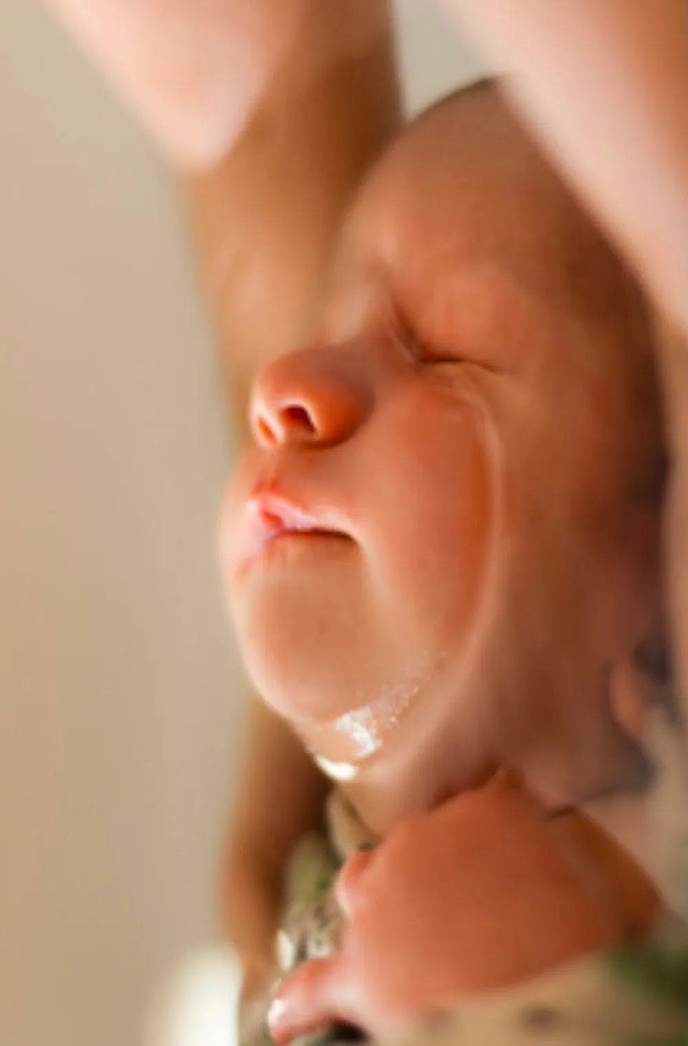 Profil d'un nouveau-né profondément endormi pendant son bain enveloppé