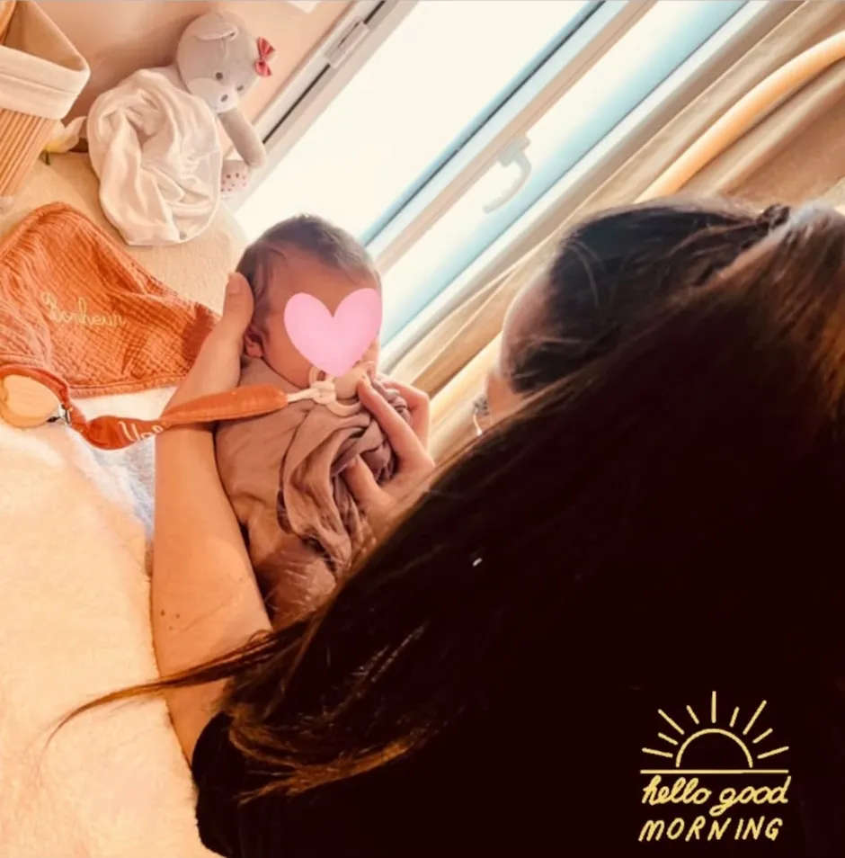 Bébé blotti dans les bras de sa maman à l'institut BabyMum Relax