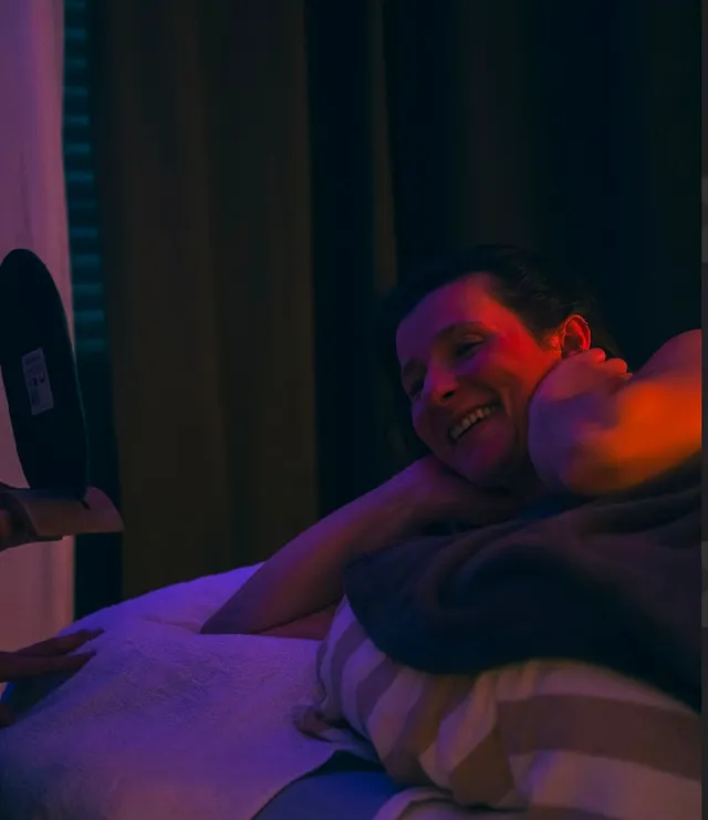 Cliente souriante et apaisée à la fin de son massage chez BabyMum Relax