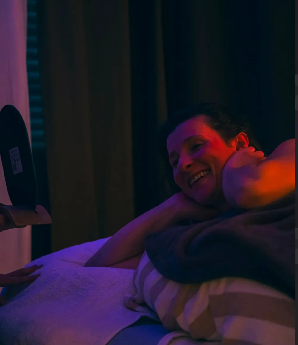 Cliente souriante et apaisée à la fin de son massage chez BabyMum Relax