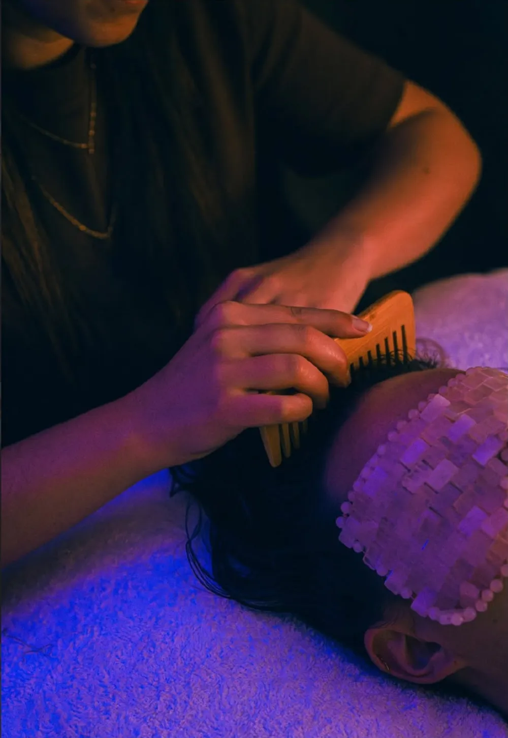 Massage crânien au peigne de bois, inclus dans les formules Signature