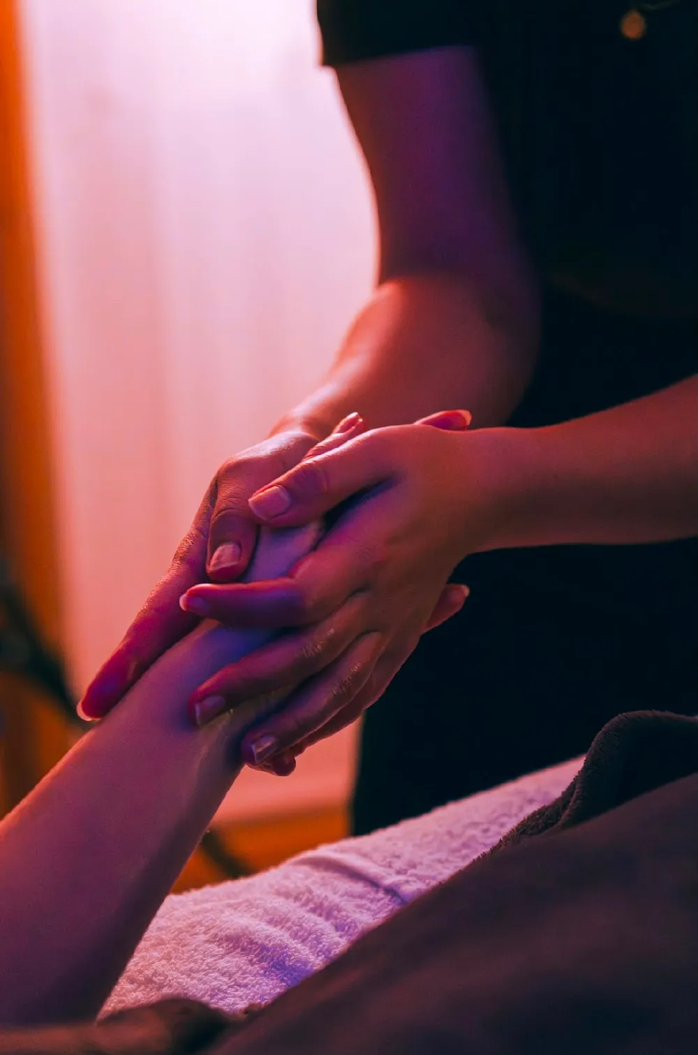 Massage de la main et de l'avant-bras pendant le soin californien