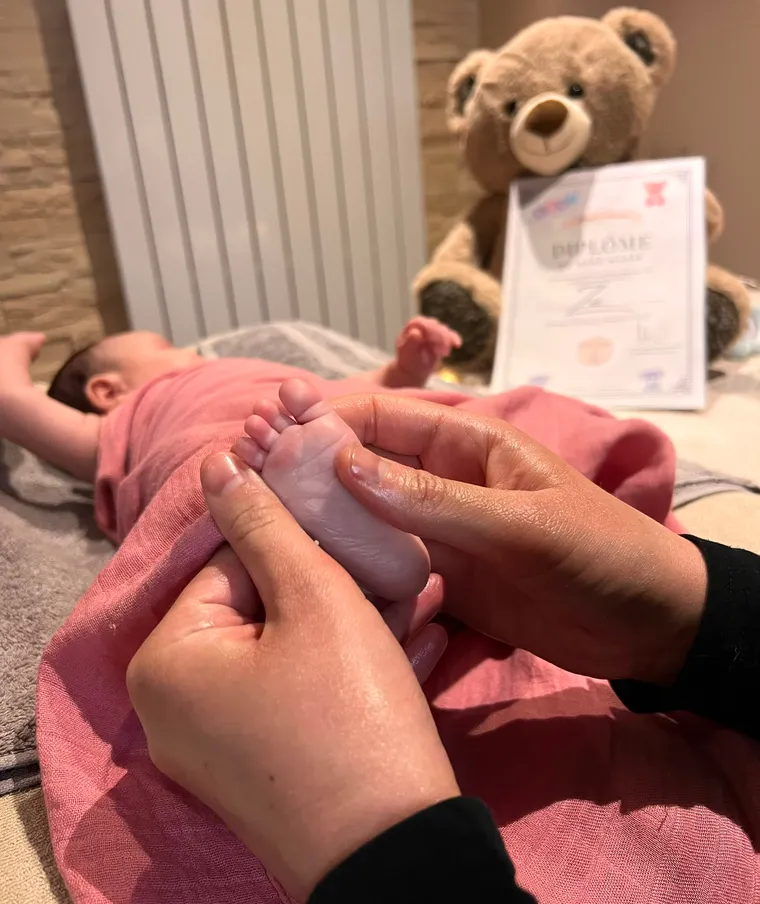 Massage des pieds d'un bébé lors de l'atelier massage bébé à Ozoir-la-Ferrière