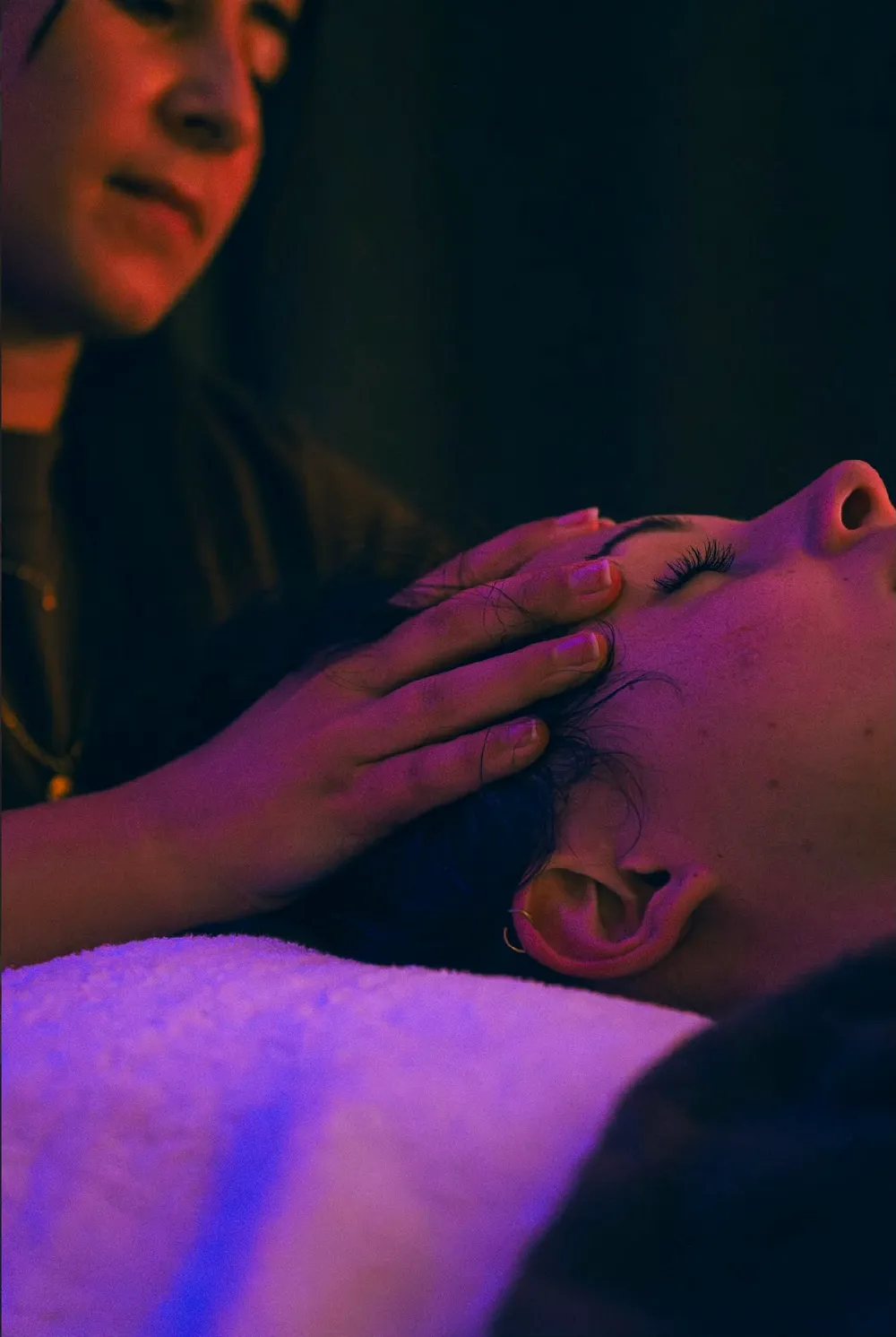 Massage du visage et application du masque hydratant de la formule Prémium