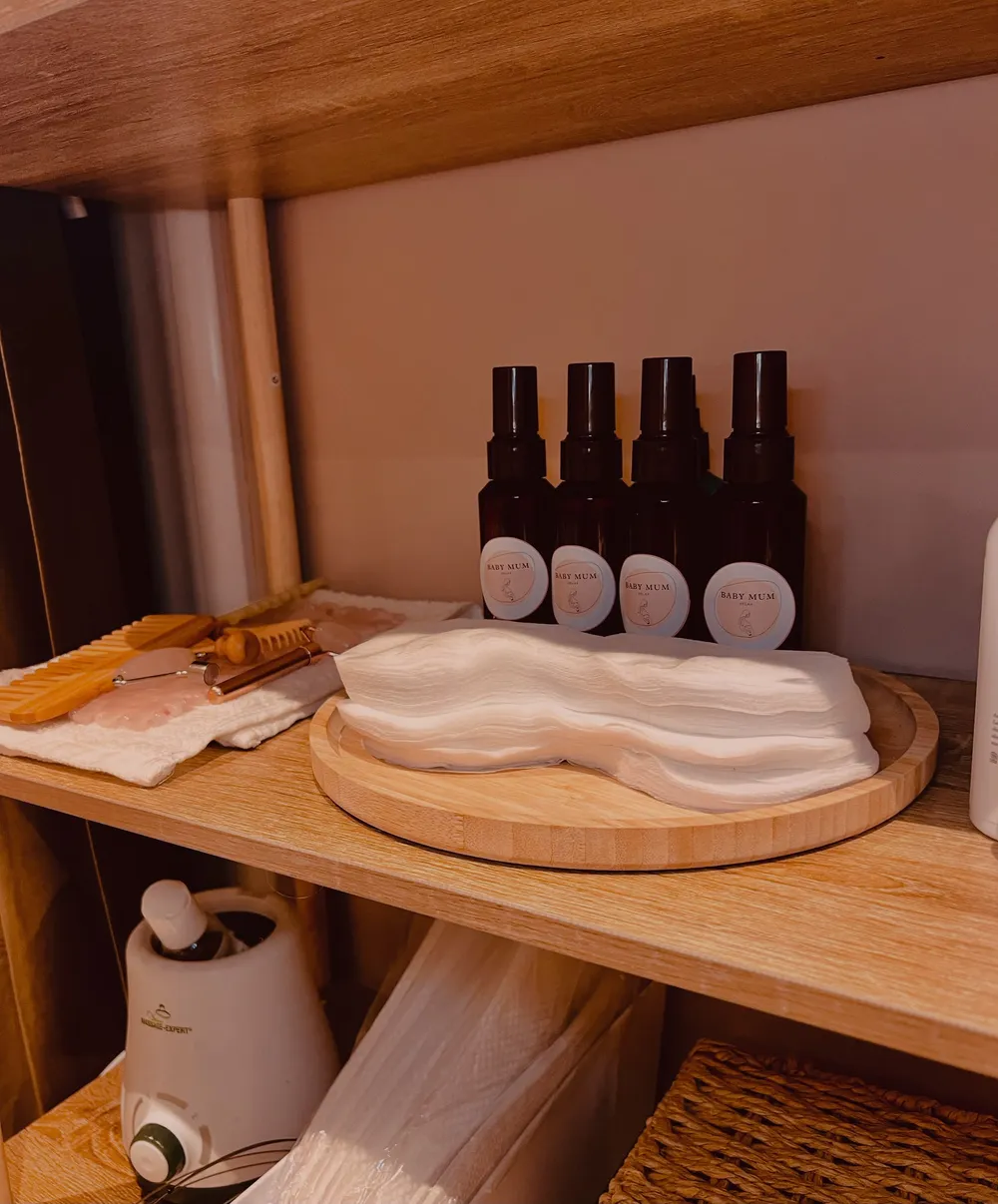 Accessoires de massage BabyMum Relax : huiles, peigne en bois et rouleau de quartz