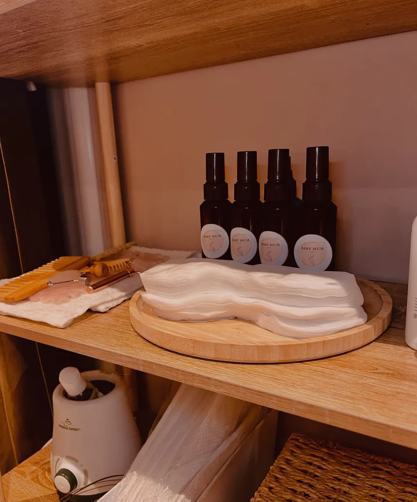 Accessoires de massage BabyMum Relax : huiles, peigne en bois et rouleau de quartz