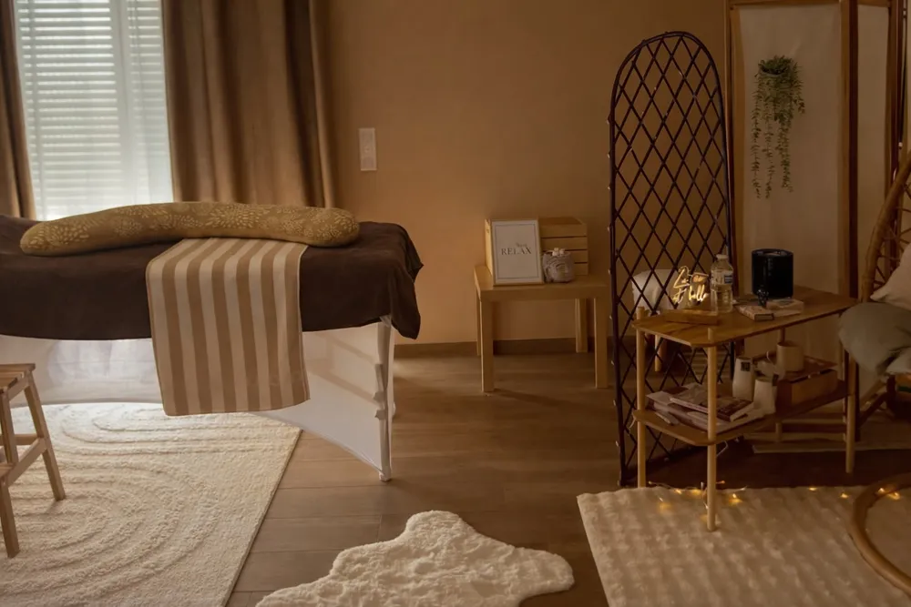 Salle de massage de BabyMum Relax à Ozoir-la-Ferrière : table de soin, paravent et lumière tamisée