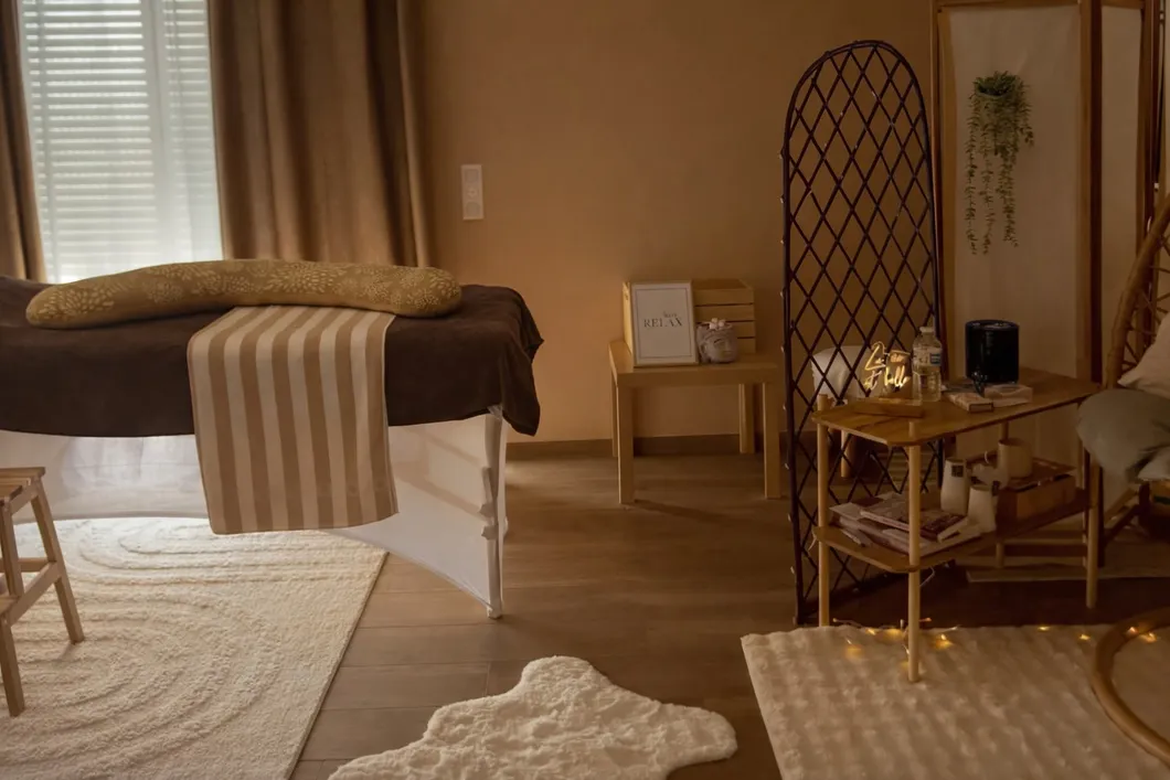 Salle de massage de BabyMum Relax à Ozoir-la-Ferrière : table de soin, paravent et lumière tamisée