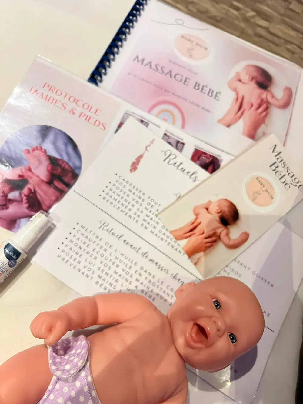 Supports pédagogiques de l'atelier massage bébé : protocoles illustrés et huile de massage
